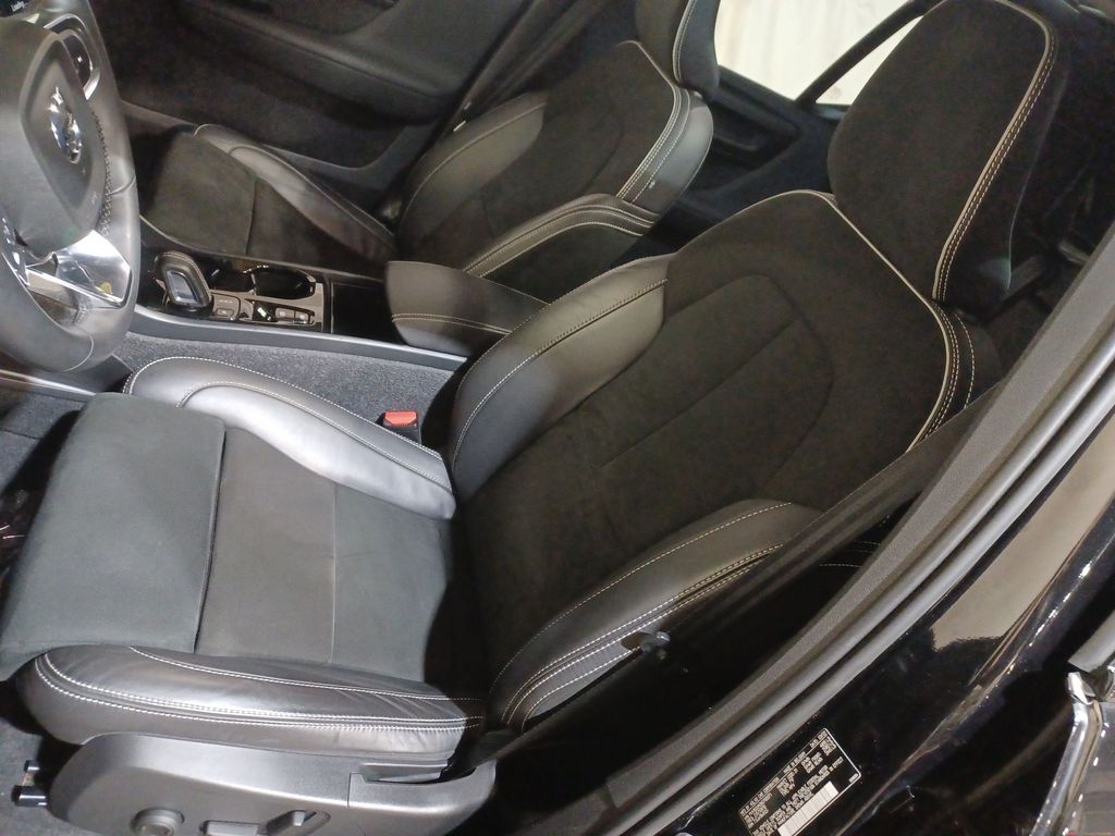 2022 Volvo XC40 R-Design - Photo 13