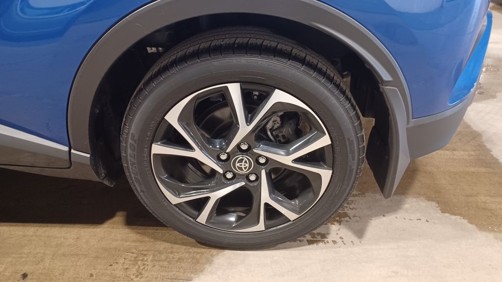 2022 Toyota C-HR XLE photo 3