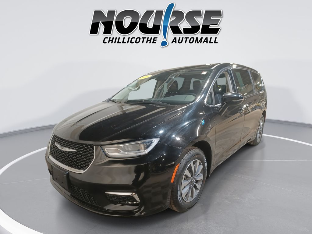 2024 Chrysler Pacifica PHEV Select's photo