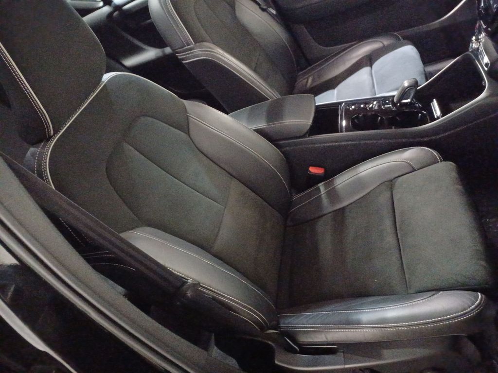 2022 Volvo XC40 R-Design - Photo 26