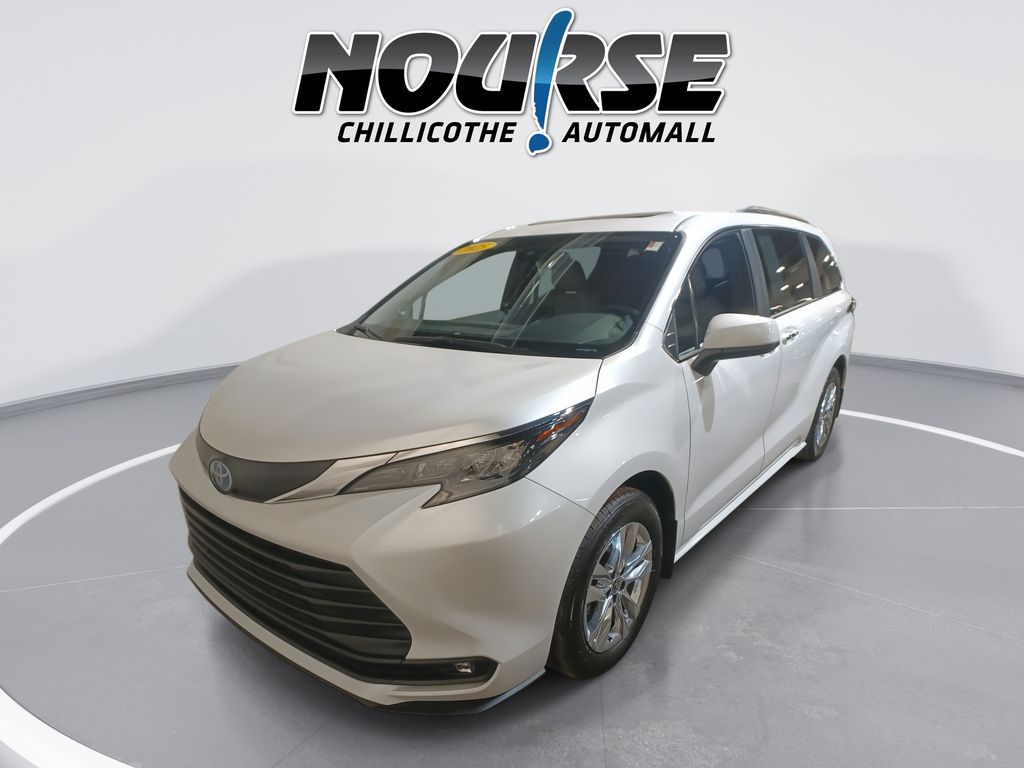 2025 Toyota Sienna XLE's photo