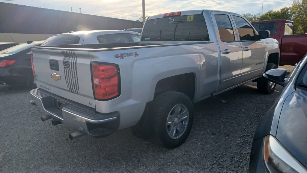 2017 Chevrolet Silverado 1500 LT photo 2