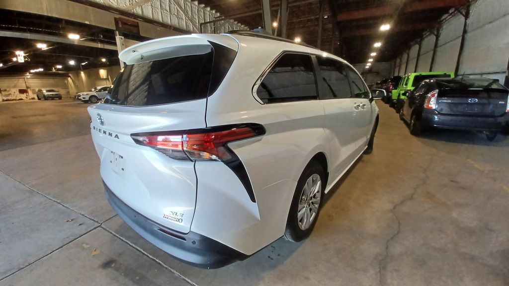 2022 Toyota Sienna XLE photo 2