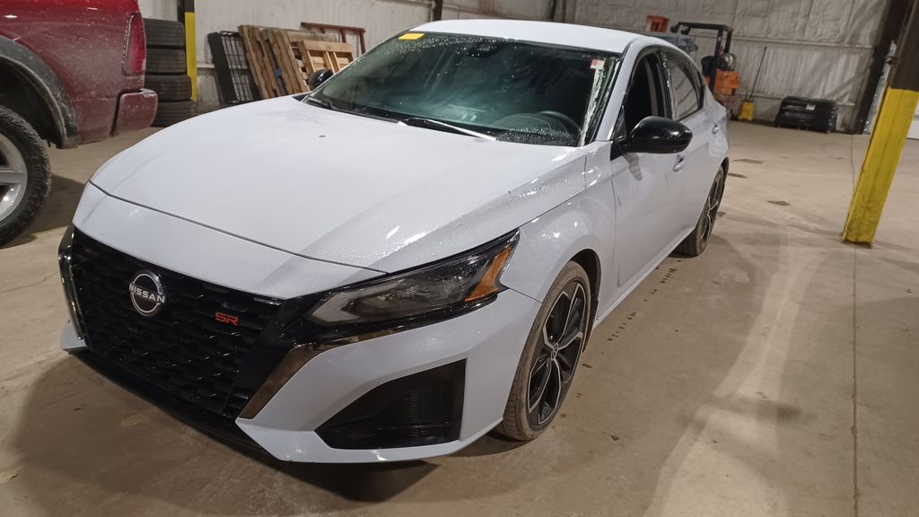 2023 Nissan Altima SR's photo