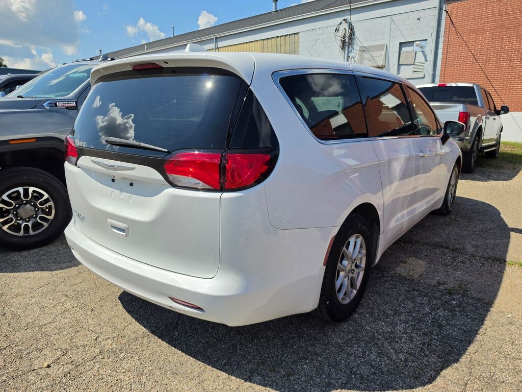 Used 2017 Chrysler Pacifica LX Minivan/Van