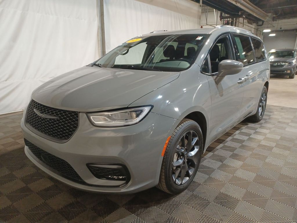 2021 Chrysler Pacifica Touring's photo