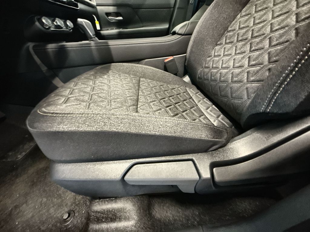 2025 Nissan Kicks SV AWD - Photo 14