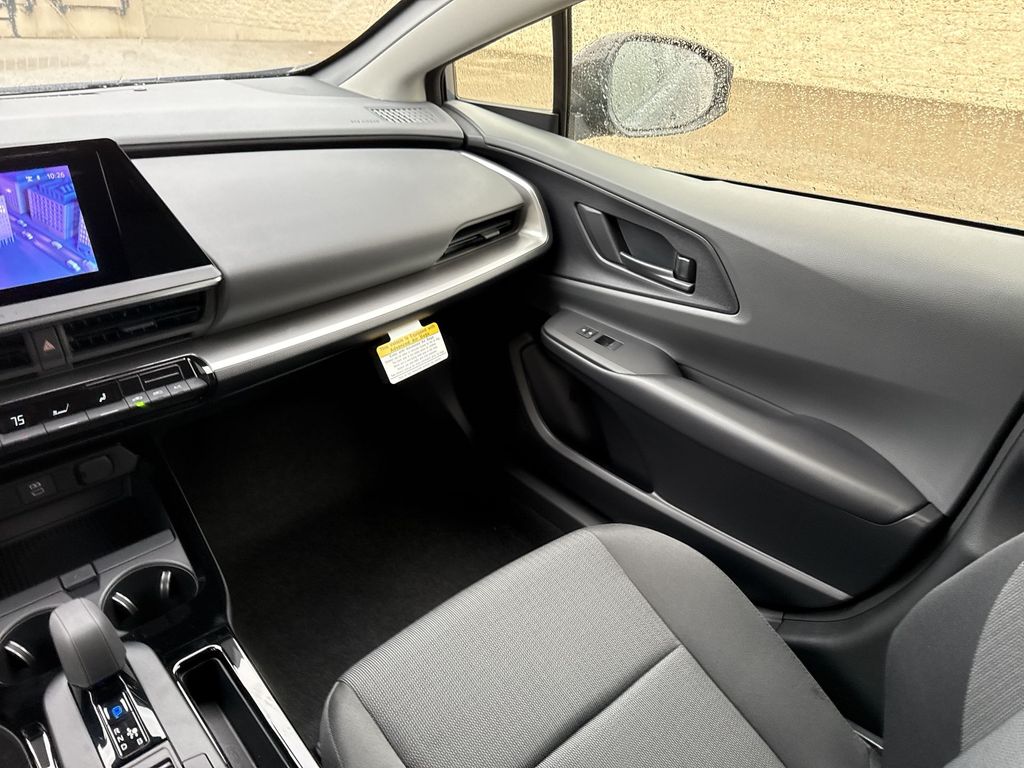 2026 Toyota Prius LE - Photo 11