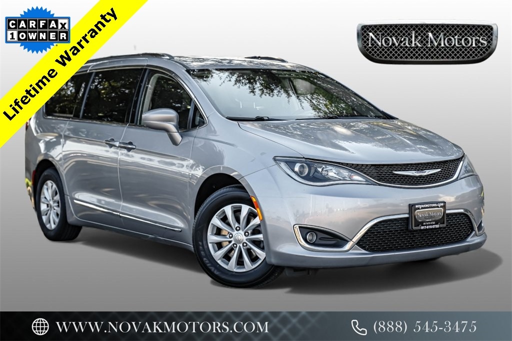 2019 Chrysler Pacifica Touring L's photo