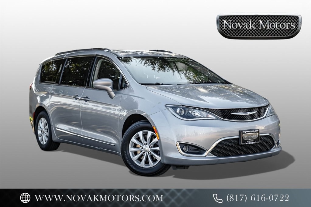 2019 Chrysler Pacifica Touring L's photo