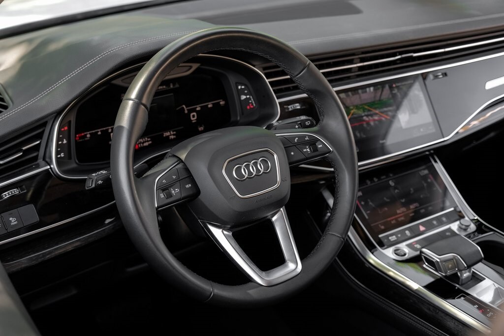 2024 Audi Q7 45 Premium Plus photo 2