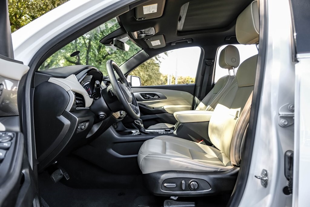 2023 Chevrolet Traverse Premier photo 2