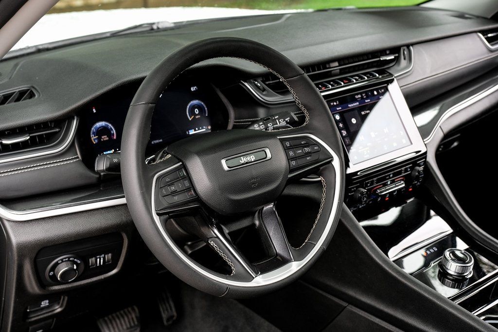 Used 2023 Jeep Grand Cherokee Laredo SUV