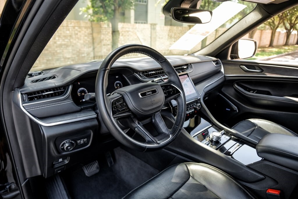 2022 Jeep Grand Cherokee Overland photo 2