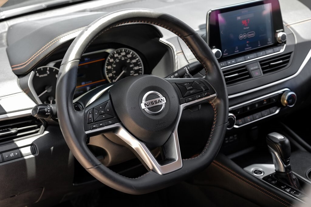 2022 Nissan Altima SR photo 3