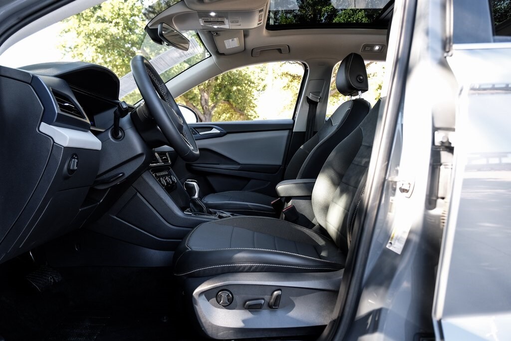 2023 Volkswagen Taos SE photo 2