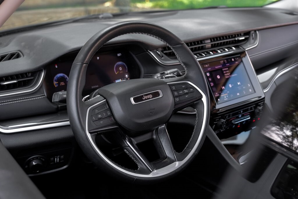 2022 Jeep Grand Cherokee Laredo photo 3