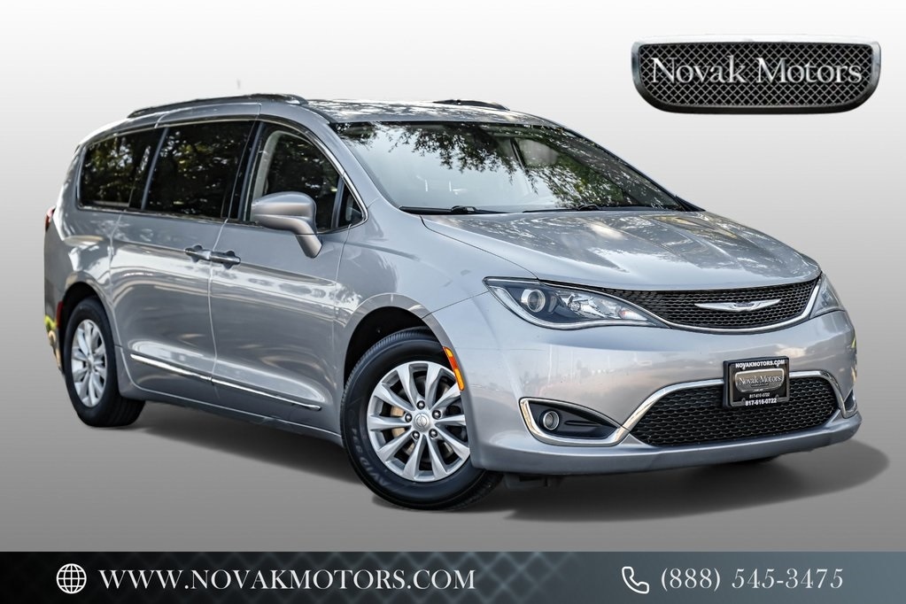 2019 Chrysler Pacifica Touring L's photo