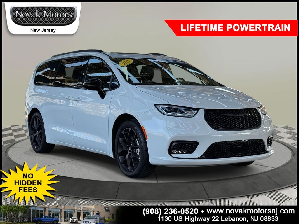 2025 Chrysler Pacifica Limited's photo