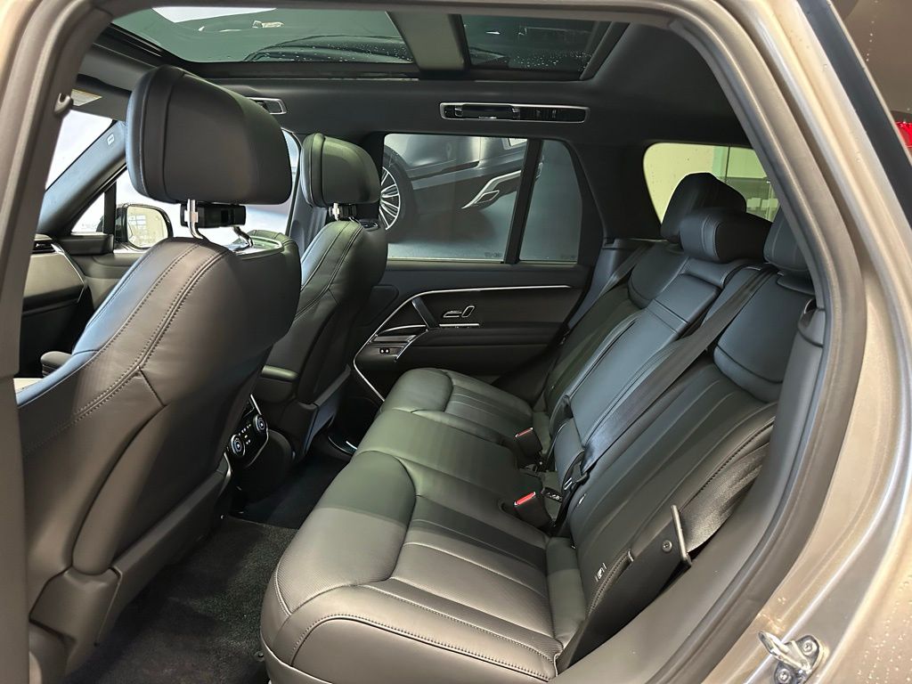 2025 Land Rover Range Rover SE - Photo 11