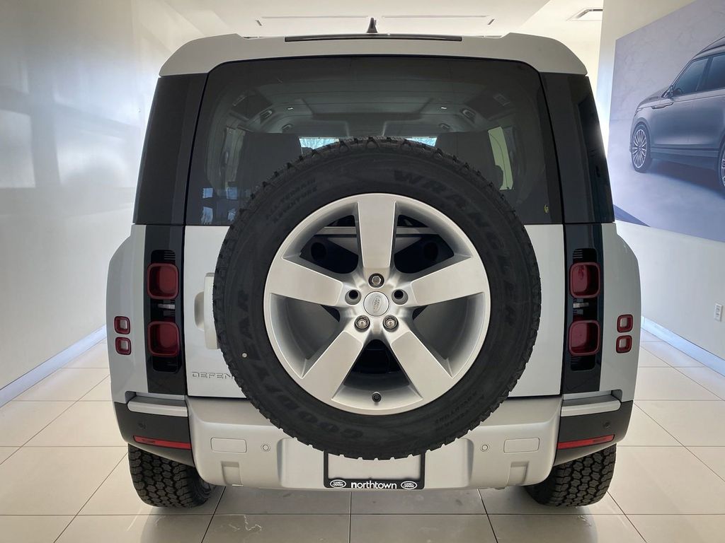 2024 Land Rover Defender 110 S photo 3