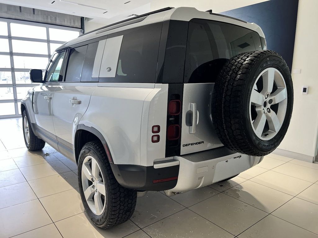 2024 Land Rover Defender 110 S photo 2