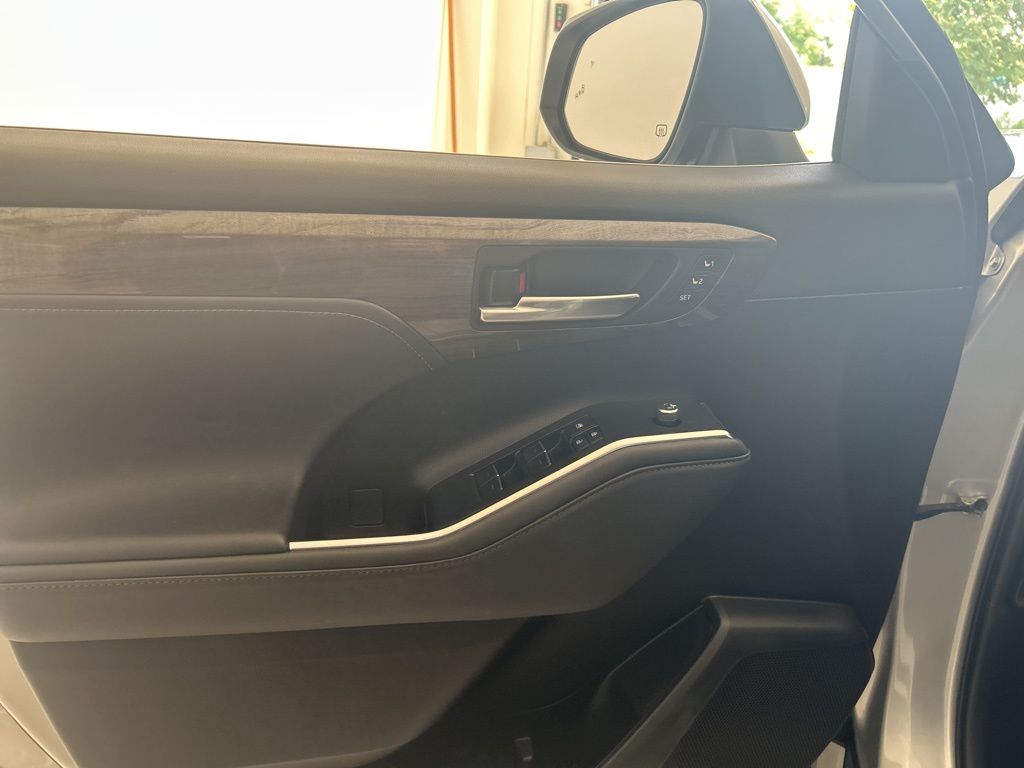 2022 Toyota Highlander Limited photo 3