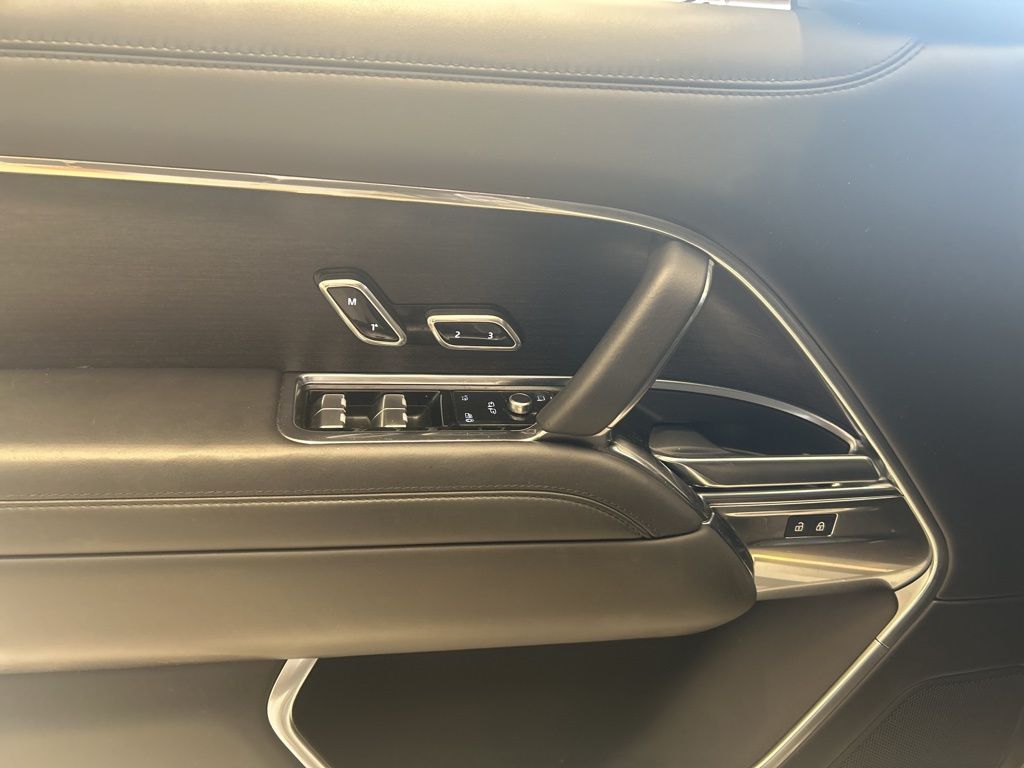 2023 Land Rover Range Rover SE photo 3