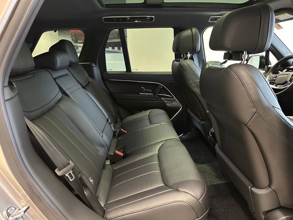 2025 Land Rover Range Rover SE - Photo 16