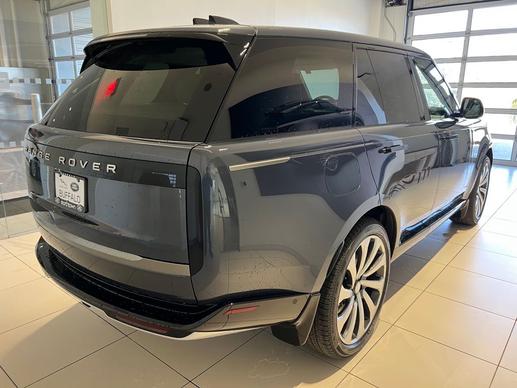 2025 Land Rover Range Rover SE photo 4