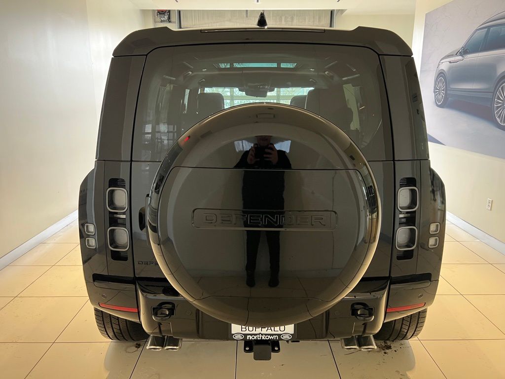 2024 Land Rover Defender 110 photo 3