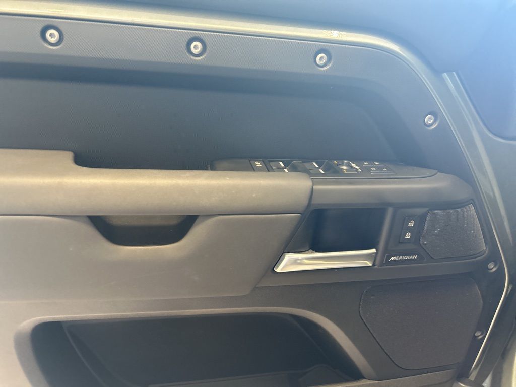 2025 Land Rover Defender 110 S photo 3