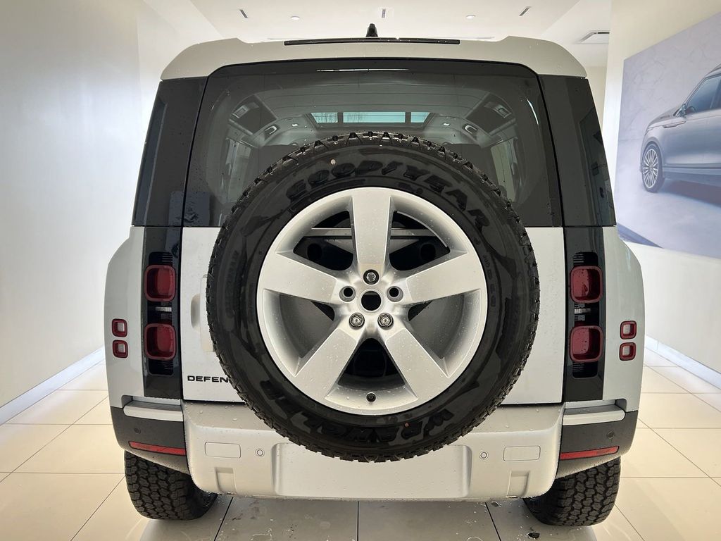 2024 Land Rover Defender 110 S photo 3