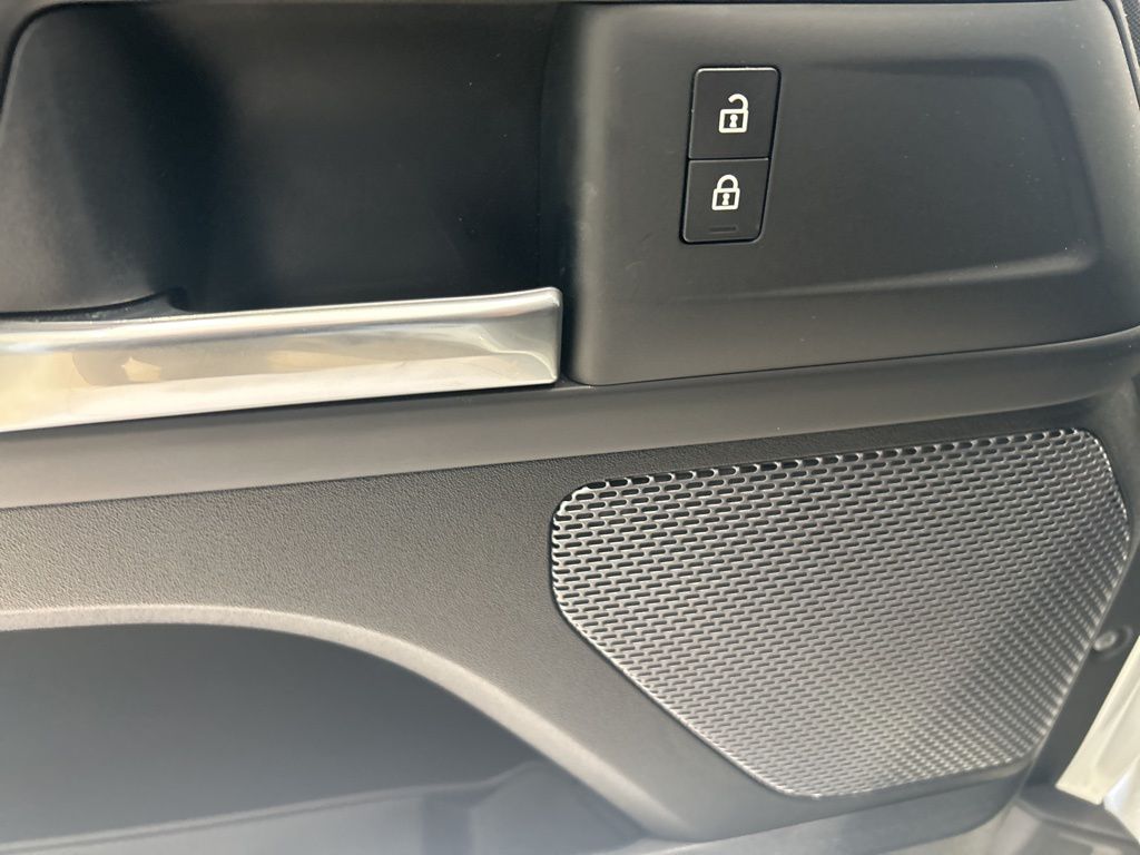 2022 Land Rover Defender 110 Standard photo 2