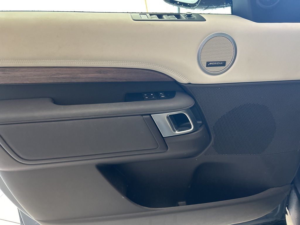 2019 Land Rover Discovery HSE photo 3
