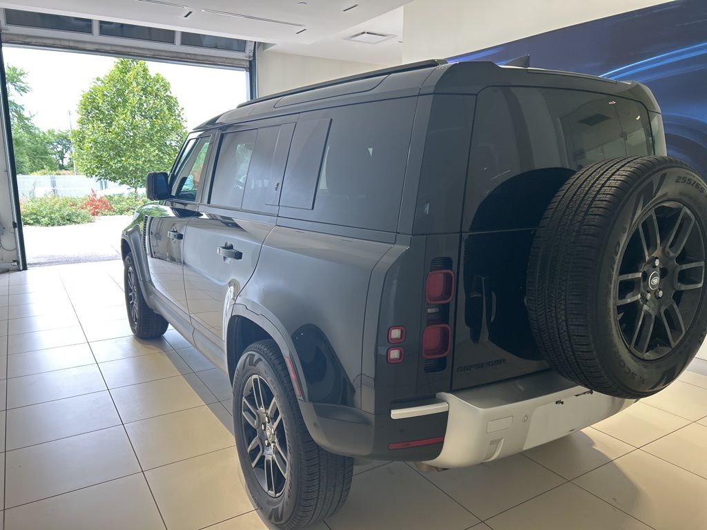 2025 Land Rover Defender 110 S photo 2