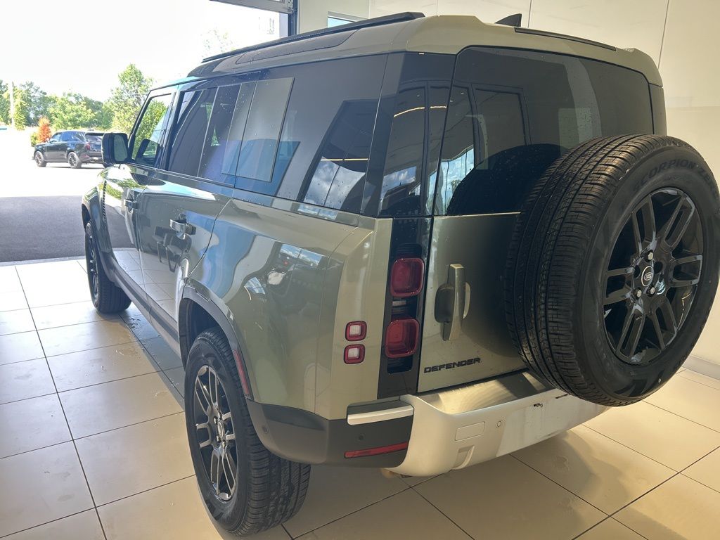2025 Land Rover Defender 110 S photo 2