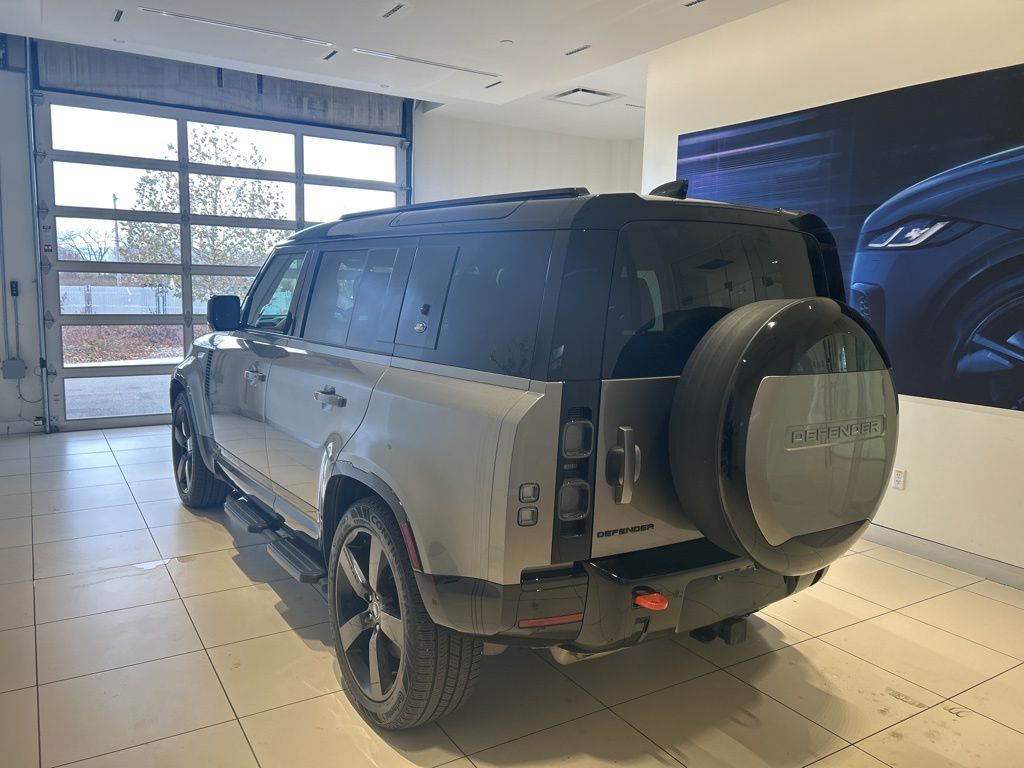 2024 Land Rover Defender 110 photo 2
