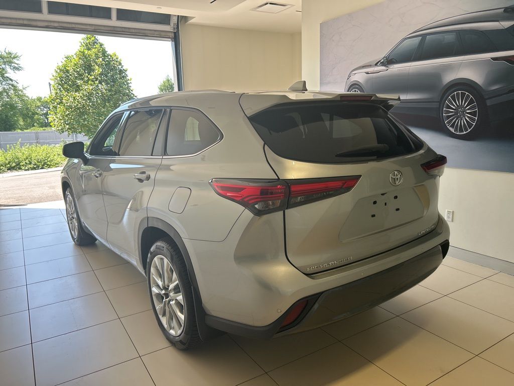 2022 Toyota Highlander Limited photo 2