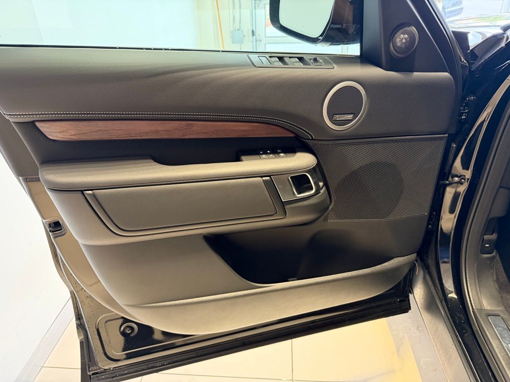 2025 Land Rover Discovery Dynamic SE - Photo 25