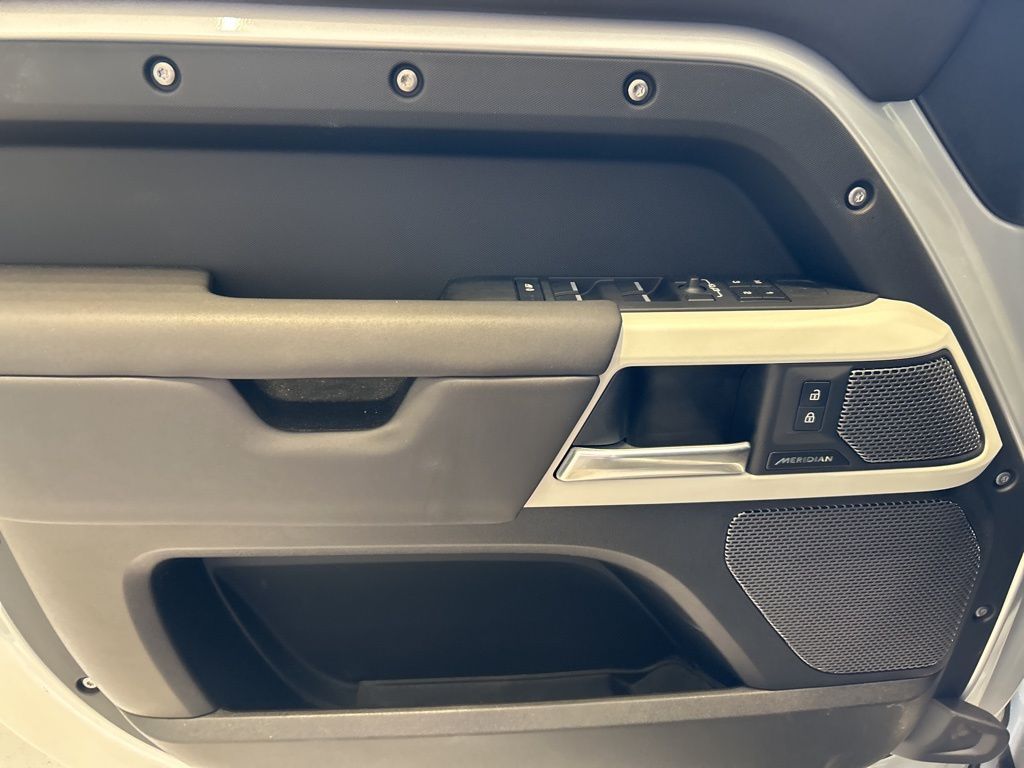 2024 Land Rover Defender 110 S photo 3