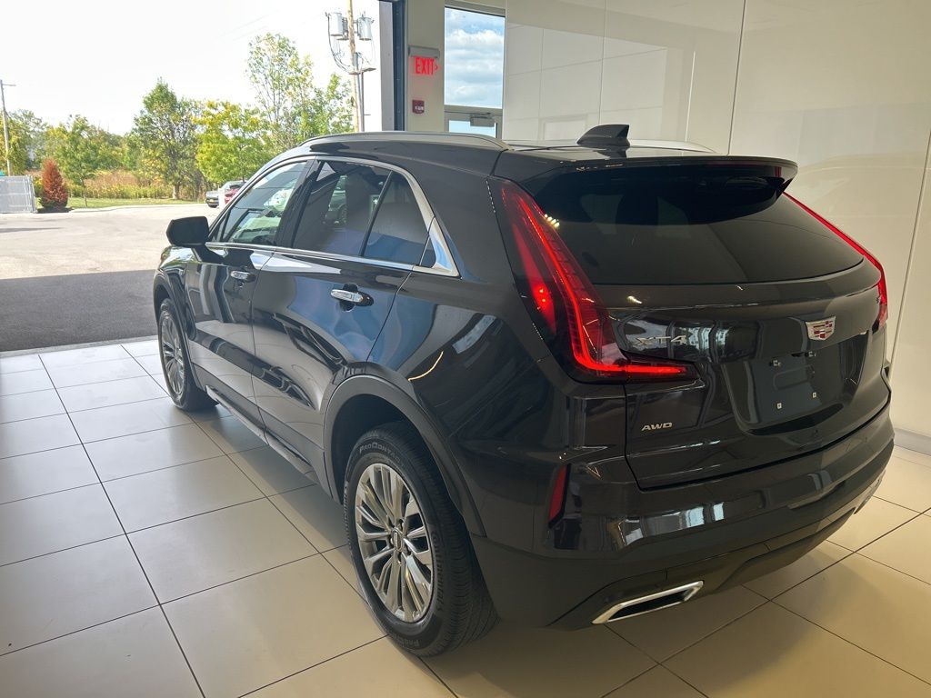 2025 Cadillac XT4 Premium Luxury photo 2