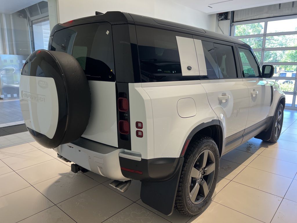 2024 Land Rover Defender 110 SE photo 4