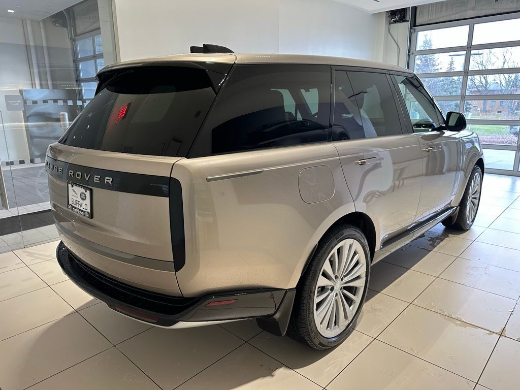 2025 Land Rover Range Rover SE photo 4