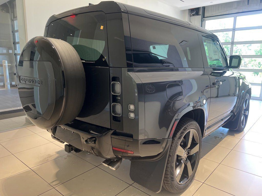 2024 Land Rover Defender 90 V8 photo 3
