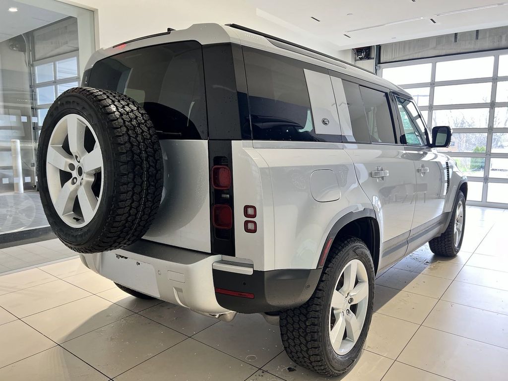 2024 Land Rover Defender 110 S photo 4
