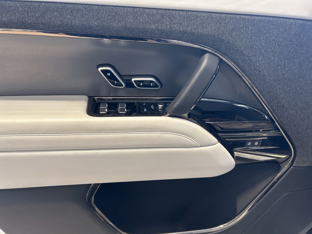 2025 Land Rover Range Rover Sport SE photo 3