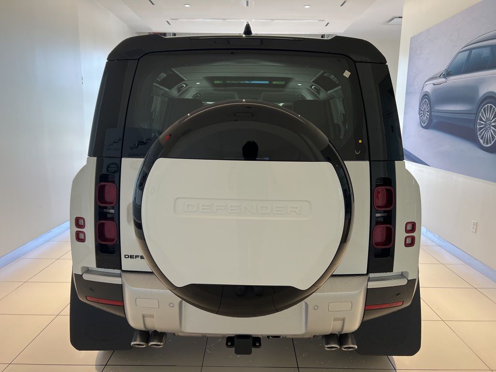 2024 Land Rover Defender 110 SE photo 3