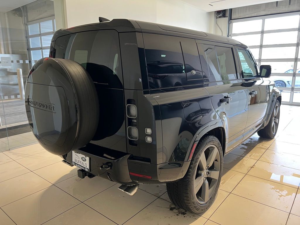 2024 Land Rover Defender 110 photo 4