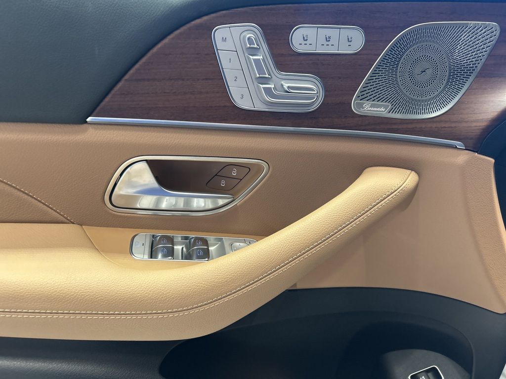 2025 Mercedes Benz GLS 450 4MATIC photo 2
